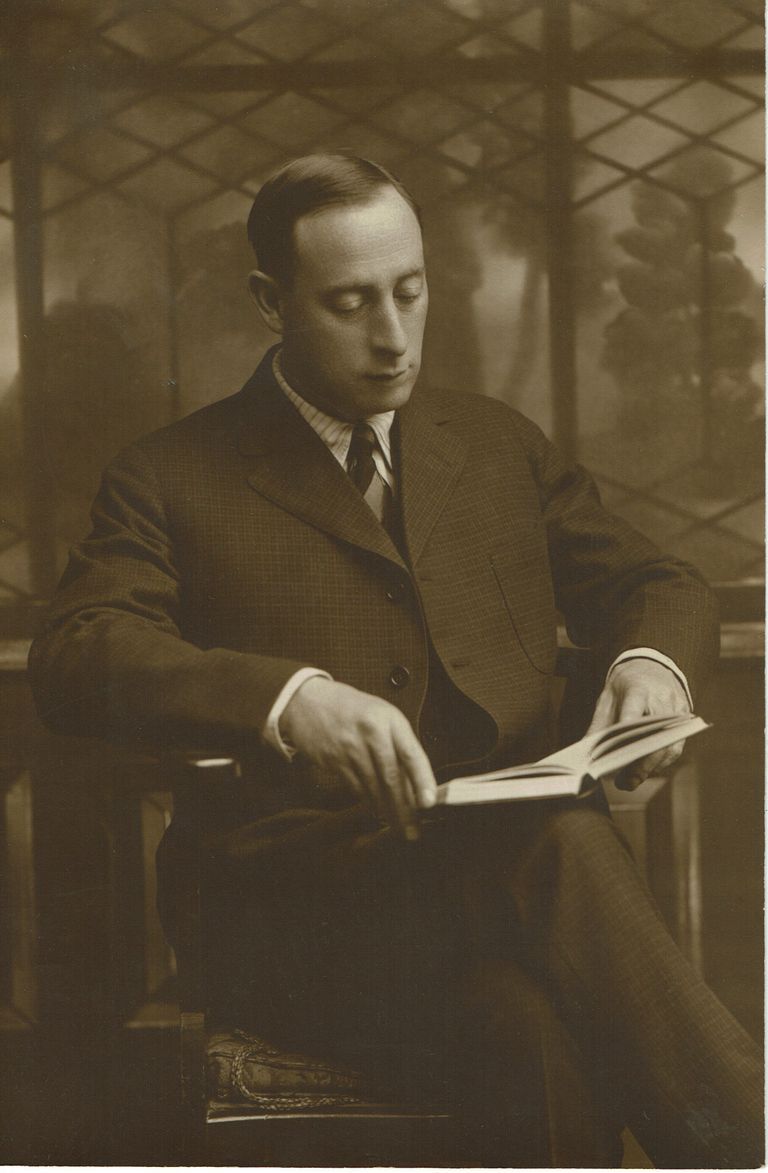          Hartshorn: Stewart Henry Hartshorn Reading picture number 1
   