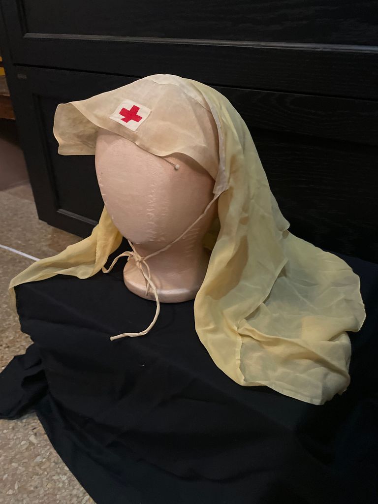          Red Cross: Yellow Bonnet picture number 1
   