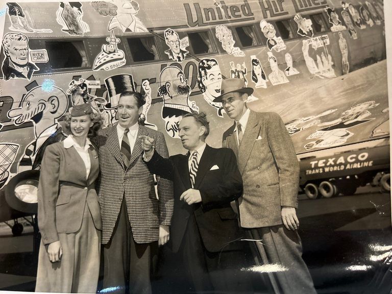          Dunn: Bob Dunn and United Airlines Plane decorated with cartoons, 1949 picture number 1
   