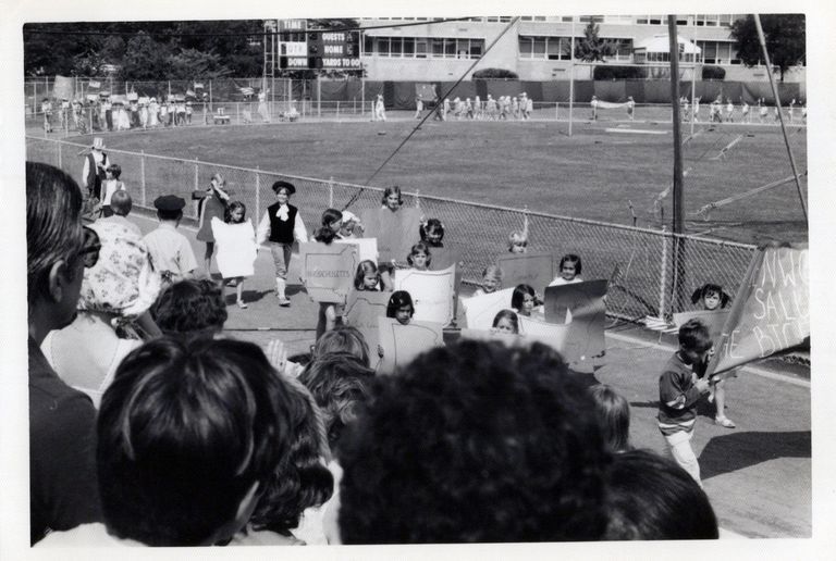          July 4: Lineup of 13 Colonies for Bicentennial July 4th Parade, 1976 picture number 1
   