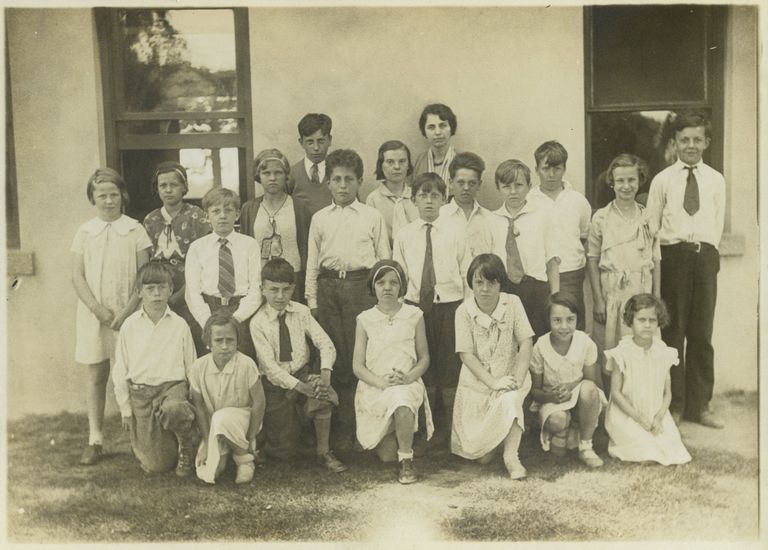          Lincoln School: Students at the Lincoln School, 1920s picture number 1
   