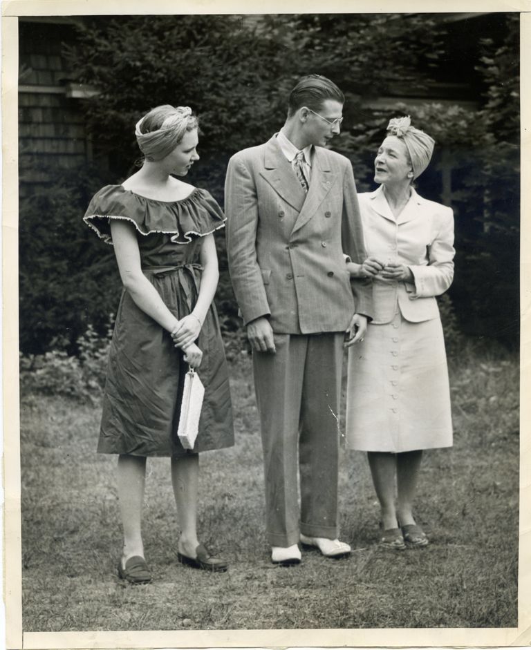          Red Cross: Mary Macarthur and Helen Hayes women and a man standing, 1946 picture number 1
   