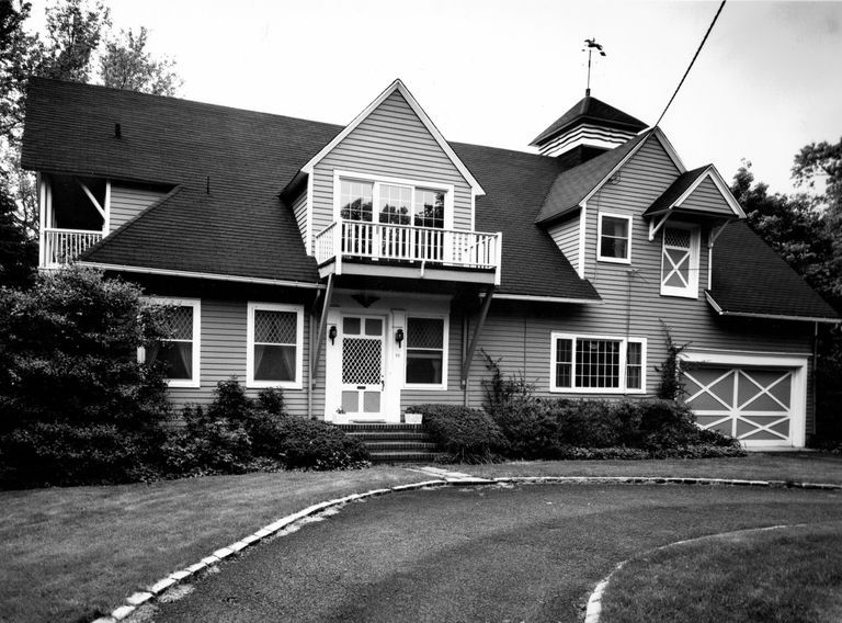          Carriage House style
   