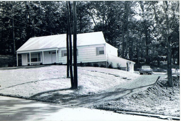          32 Holly Drive, Short Hills picture number 1
   