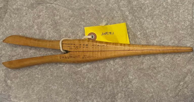          Glove Stretcher, Wooden picture number 1
   