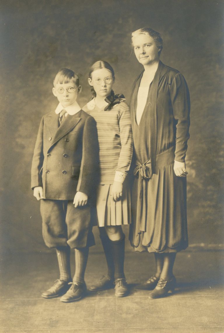          Hartshorn: Jennette, Catherine & Stewart Hartshorn III, 1927 picture number 1
   