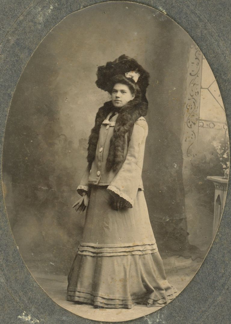          Bosworth: Unidentified Woman in Long Dress with Large Hat, c. 1890s picture number 1
   