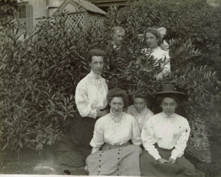          Marshall-Schmidt Album: Elizabeth Schmidt-Marshall, 4 women and unidentified male picture number 1
   