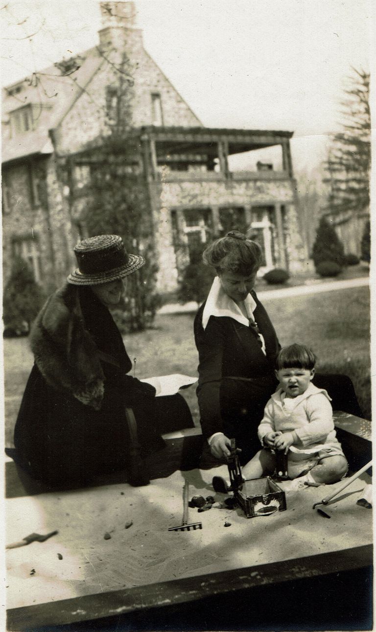          Hartshorn: Catherine and Jennette C.V. Hartshorn, c. 1917 picture number 1
   