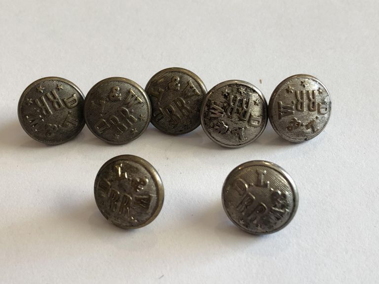          7 D, L & W buttons, silver
   