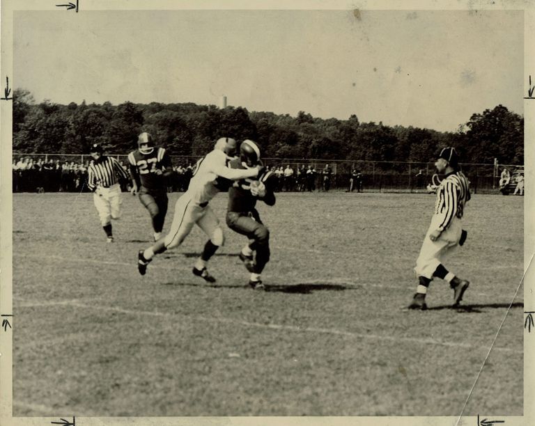          Football: End Run by Bill Mauger picture number 1
   