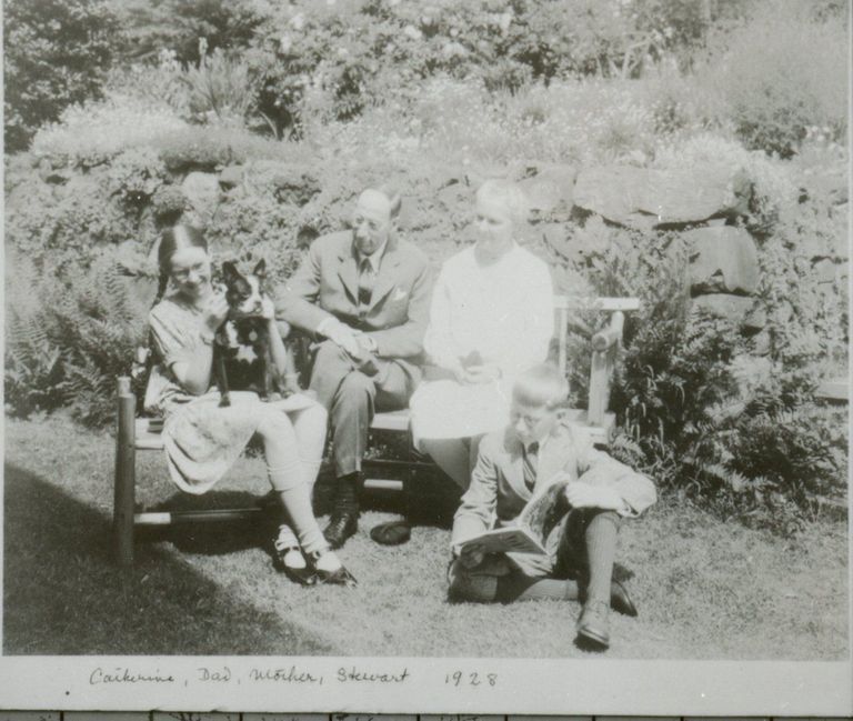          Hartshorn: Stewart Henry Hartshorn, Jeanette, Catherine and Stewart Hartshorn, Jr., 1928 picture number 1
   