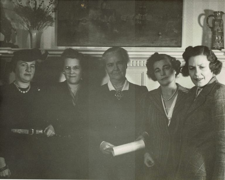         Hartshorn: Mrs. Stewart Hartshorn and Women, 1943 picture number 1
   