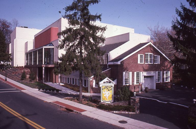          Paper Mill Playhouse: Brookside Drive Entrance to Paper Mill Playhouse, 1983 picture number 1
   