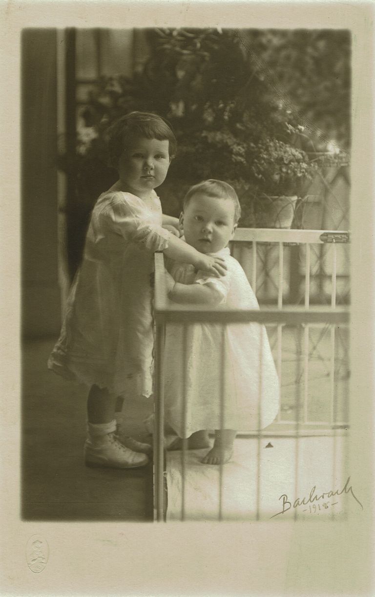          Catherine and Stewart Hartshorn, 1918 picture number 1
   