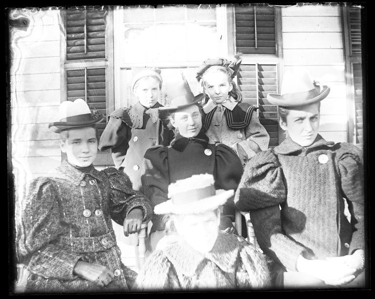          Blood: 4 Women & 2 Girls Seated on a Porch picture number 1
   