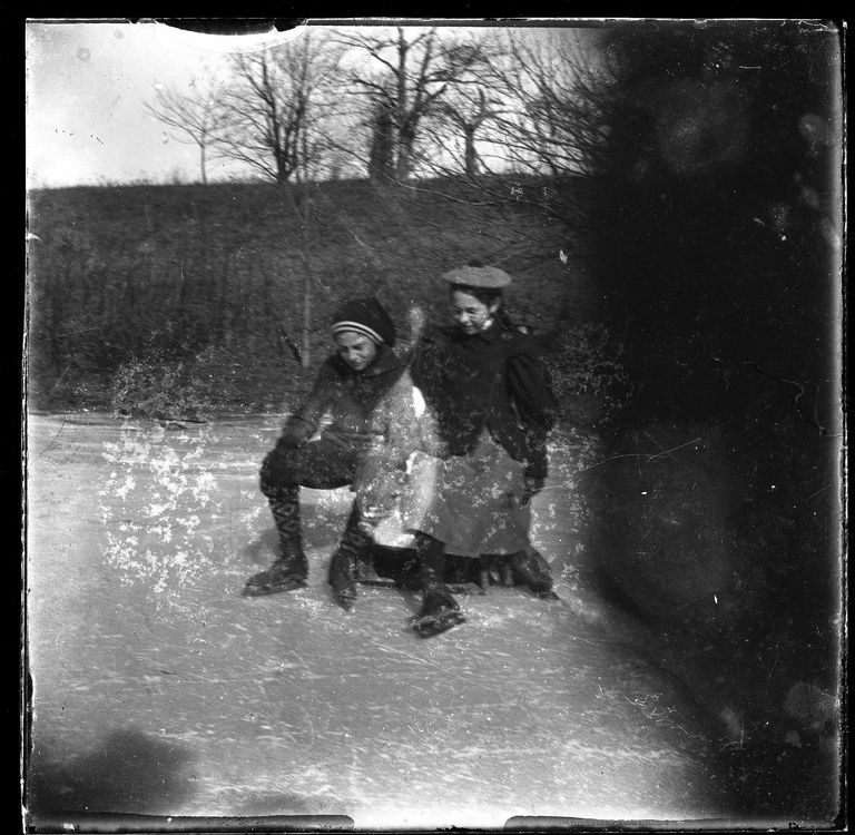          Blood: Boy & Girl on Ice Skates picture number 1
   