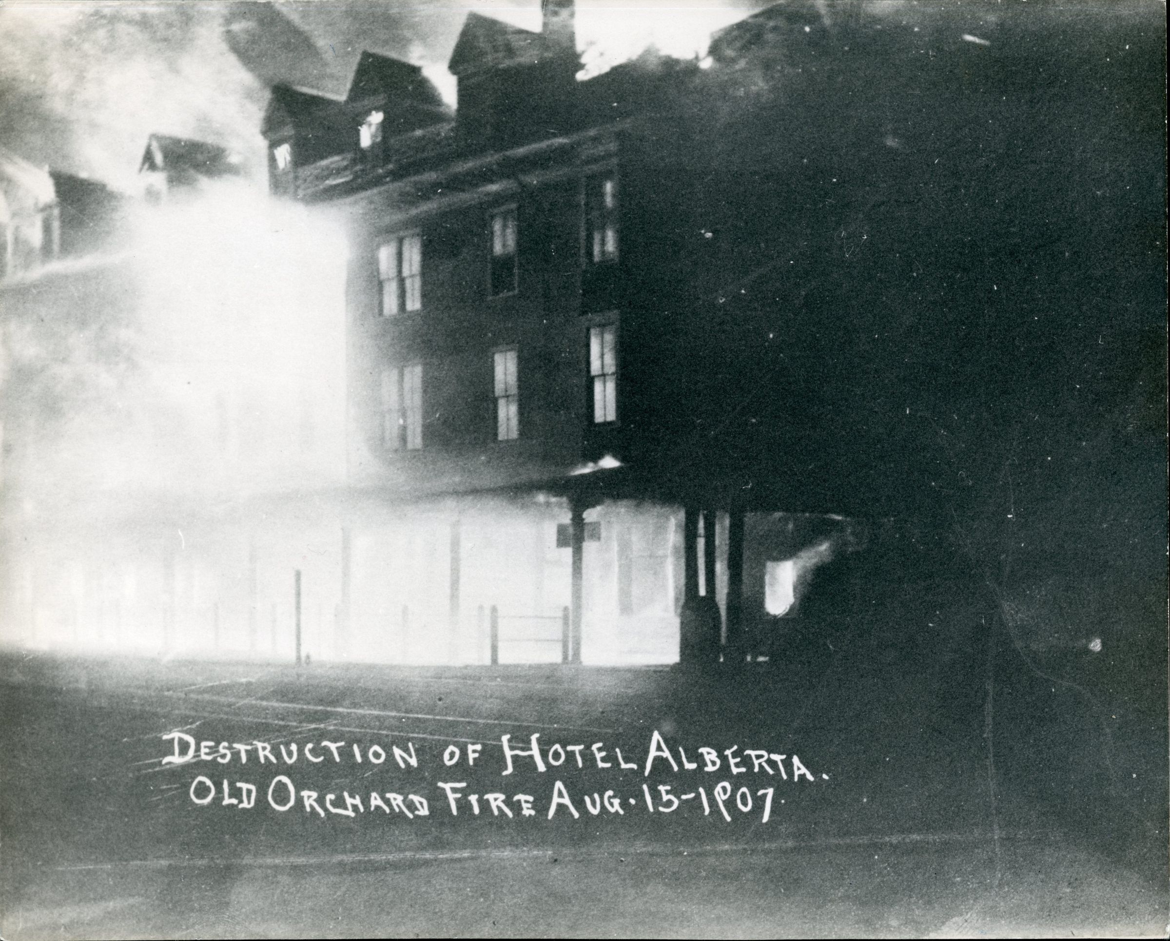Destruction of Hotel Alberta, Old Orchard Beach, 1907