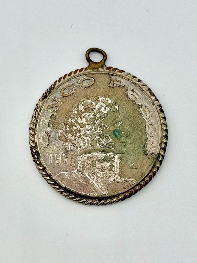 Coin pendant — Mexican 5-peso coin (Vicente Guerrero, 1978) in rope-twist mount