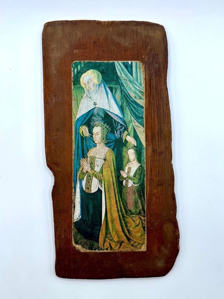 Cuban artisan-market plaque — printed reproduction of a French late-Gothic devotional painting (St. Anne with a crowned woman and a younger female figure), mounted on wood