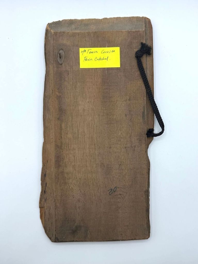 Cuban artisan-market plaque — printed reproduction of a French late-Gothic devotional painting (St. Anne with a crowned woman and a younger female figure), mounted on wood - Image 2