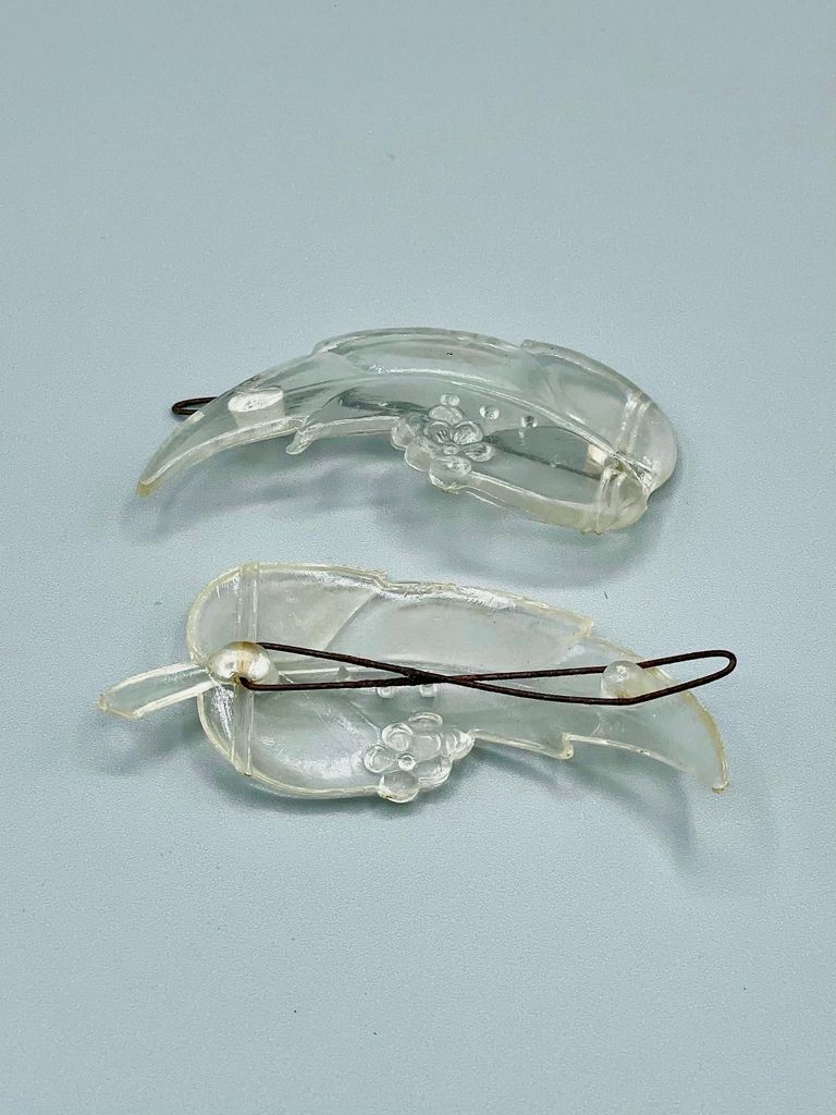 Name Pair of clear plastic leaf-form hair barrettes