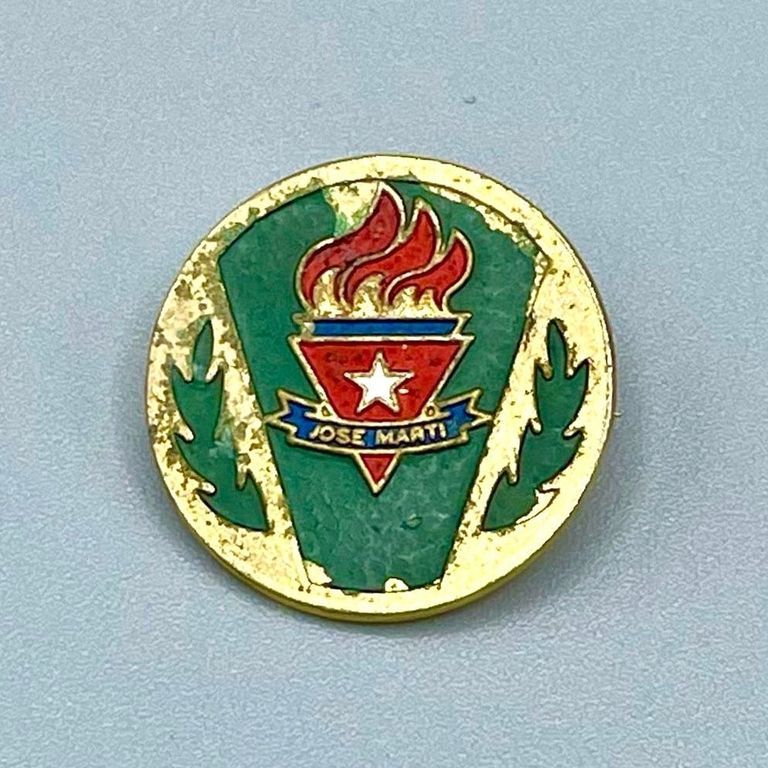 Insignia pin of the Organización de Pioneros José Martí (OPJM)