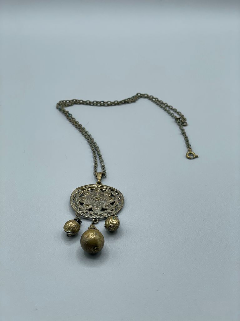 Name Pendant necklace with openwork floral medallion and bead drops - Image 2