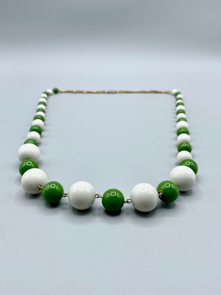 Beaded necklace of graduated green and white round beads with gold-tone links - Image 2