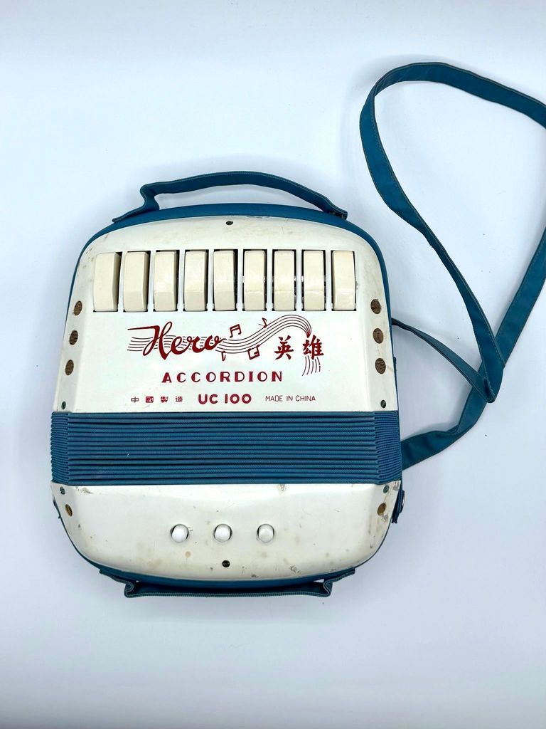 "Hero" (英雄) toy/student accordion, model UC 100, with original box
