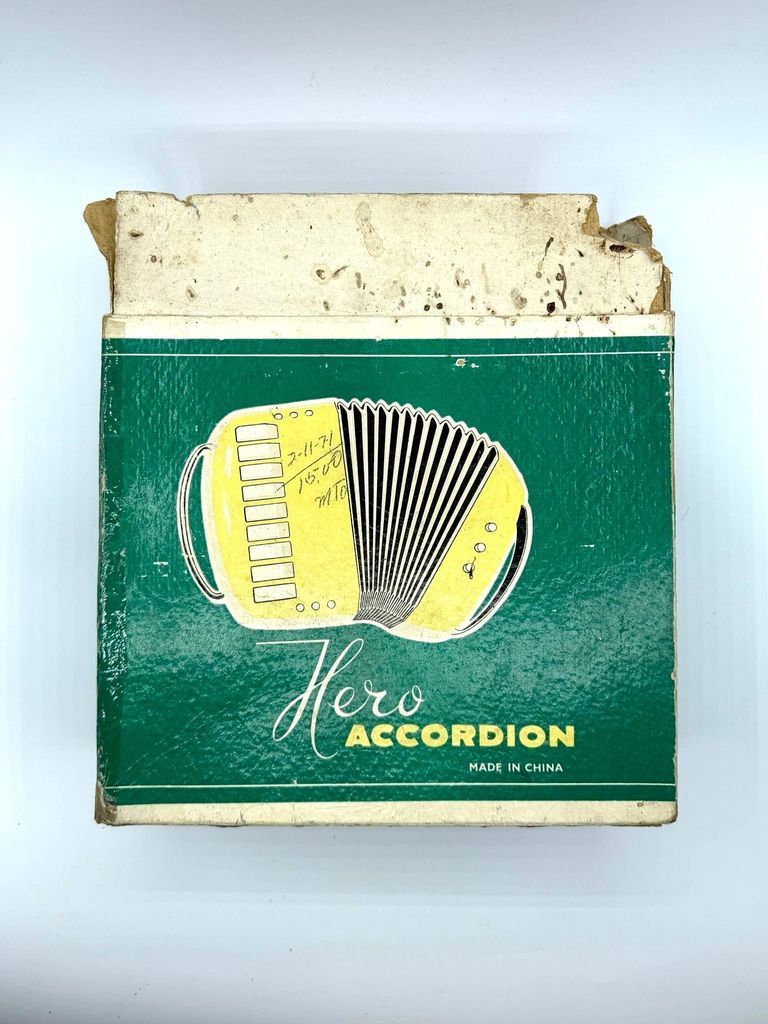 "Hero" (英雄) toy/student accordion, model UC 100, with original box - Image 3
