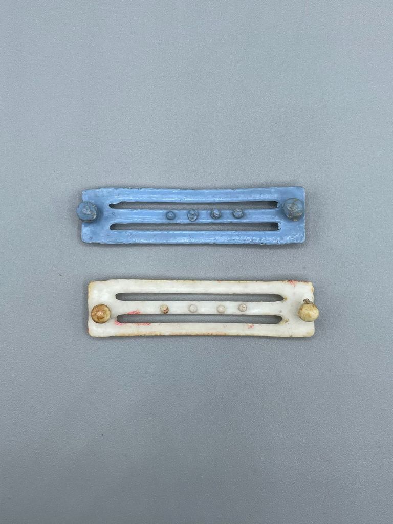 Pair of barrette clip-bodies (arched slotted bars, hinge pin/spring missing) - Image 4