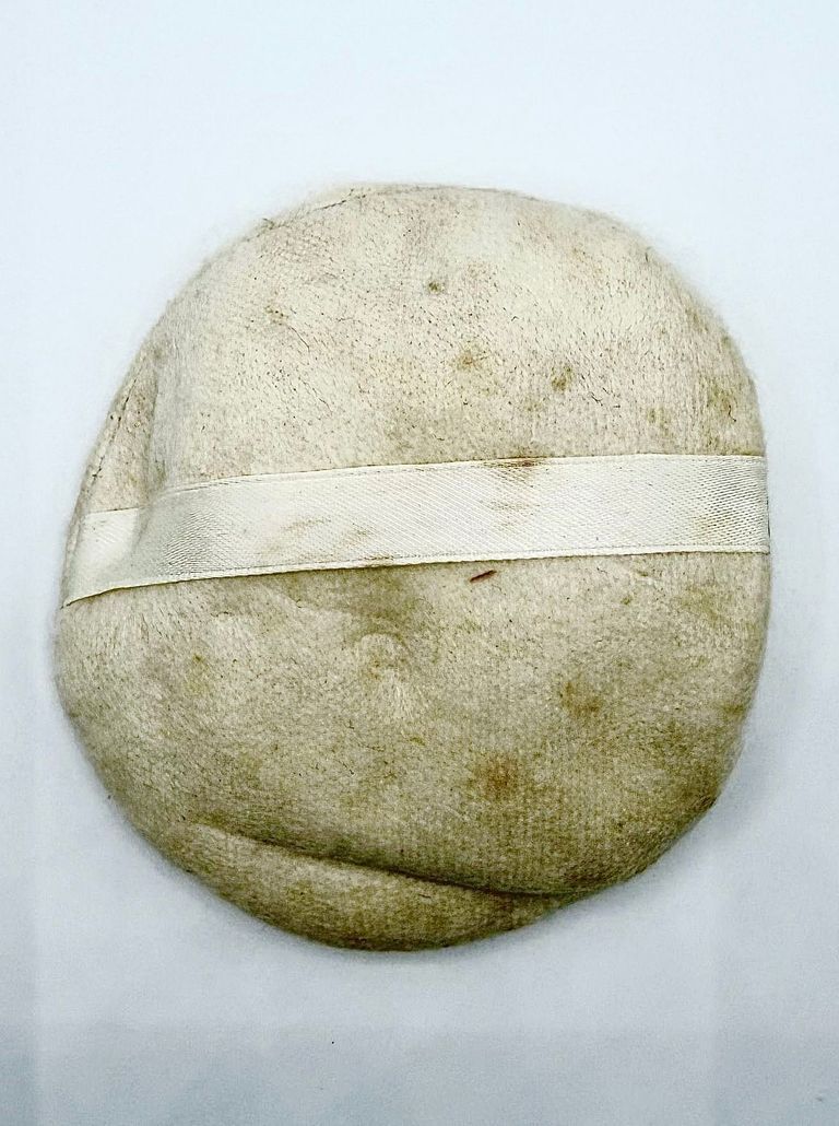 Powder puff, velour/plush with ribbon hand-strap