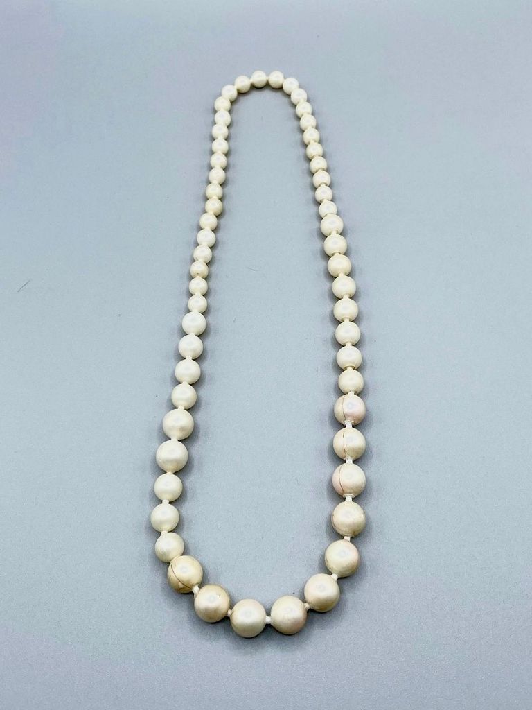 Graduated faux-pearl bead necklace (plastic) - Image 2