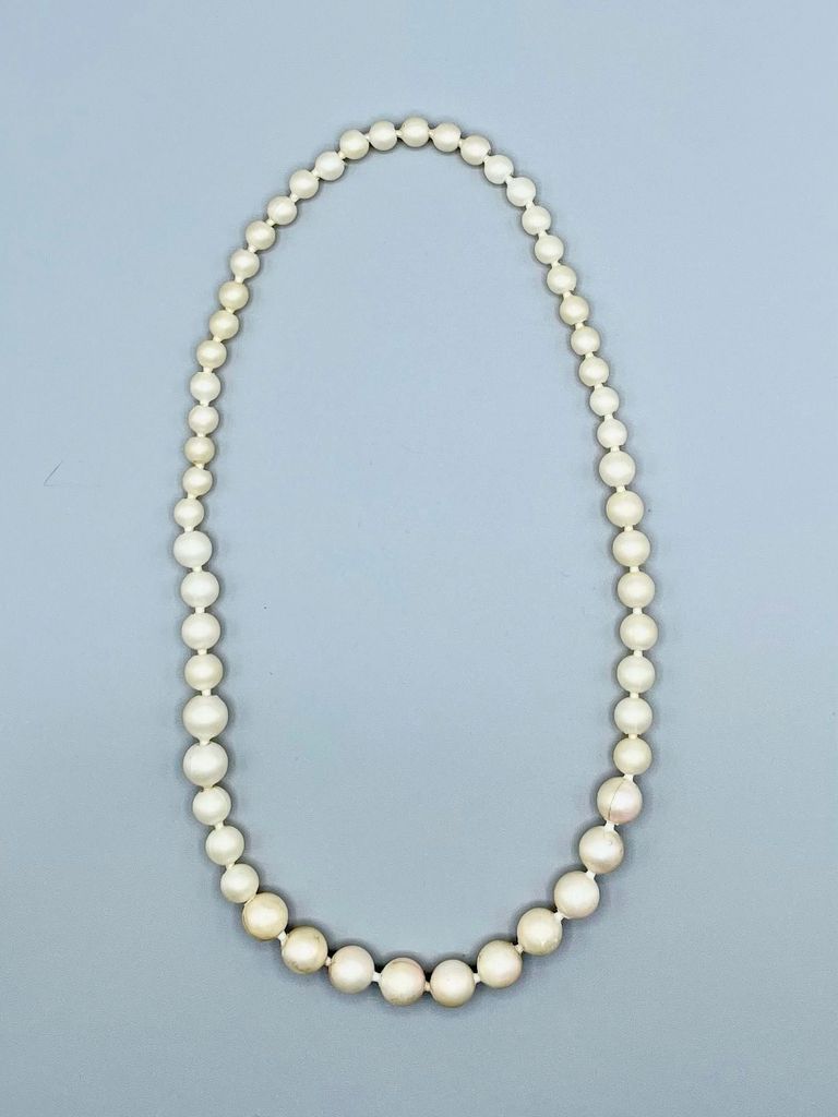 Graduated faux-pearl bead necklace (plastic)