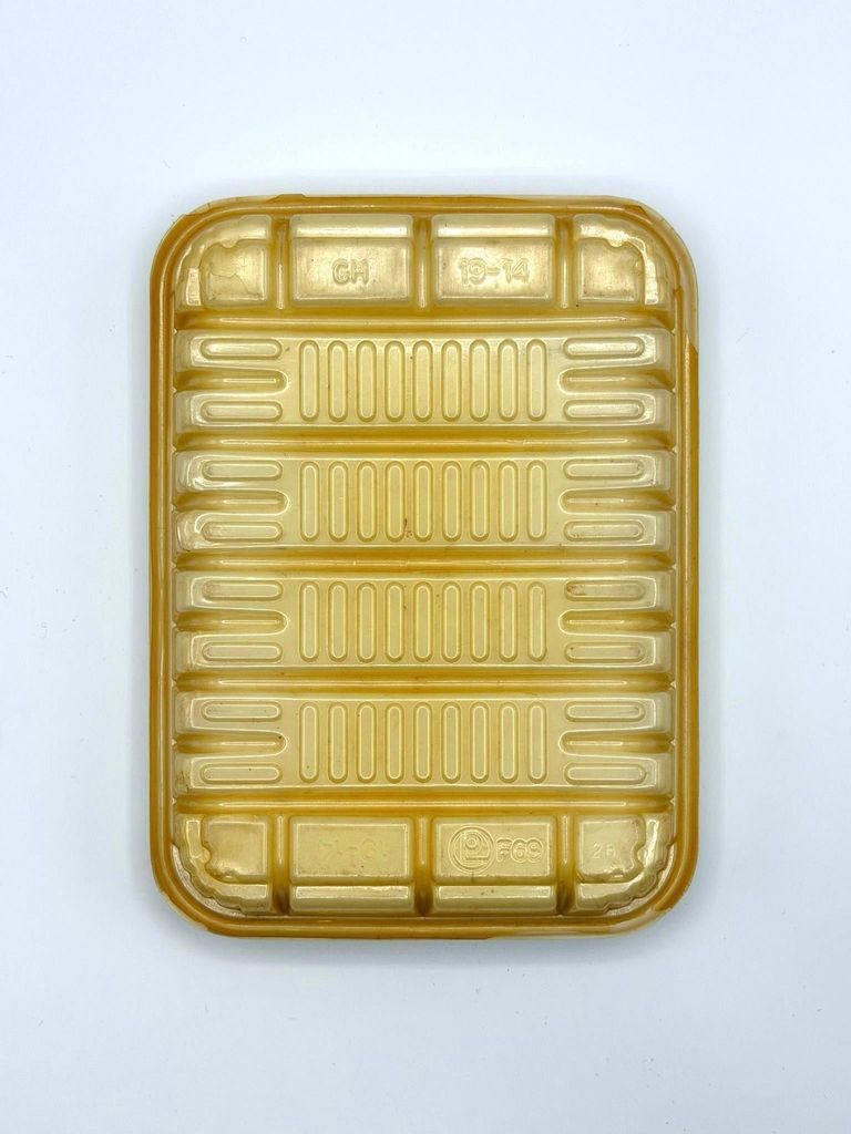 Thermoformed plastic meat/poultry packaging tray