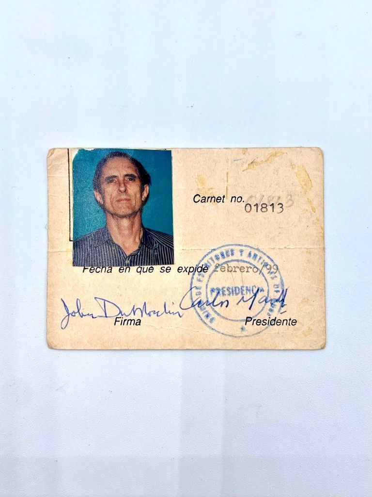 UNEAC membership card (carnet de miembro) — Unión de Escritores y Artistas de Cuba — John Du Moulin, 1999 - Image 2
