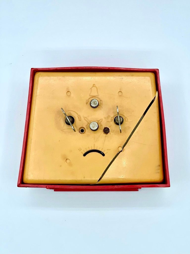 "Vityaz" (Витязь) mechanical alarm clock, red plastic case - Image 2