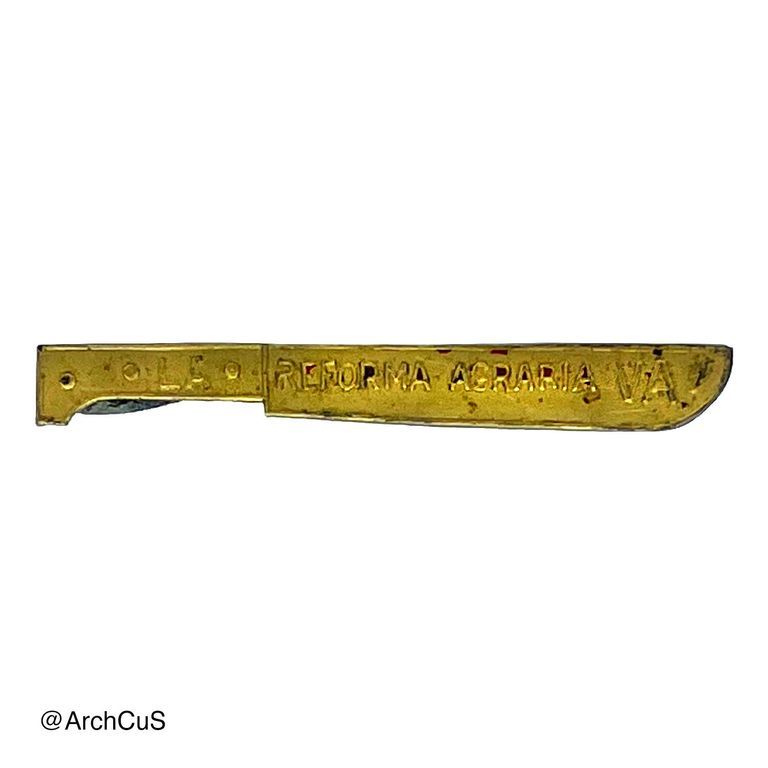 Machete lapel pin, "La Reforma Agraria Va" (Cuban Agrarian Reform)
