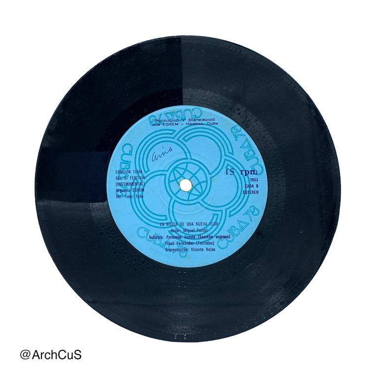 7″ single — En busca de una nueva flor (theme song of the XI World Festival of Youth and Students), Argelia Fragoso / Orquesta EGREM (Areíto 45-7053), jacket and disc - Image 3