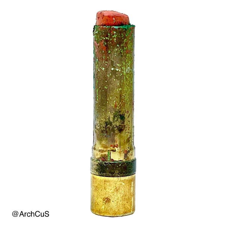 "Minuet" lipstick (creyón labial), labeled shade "Café"