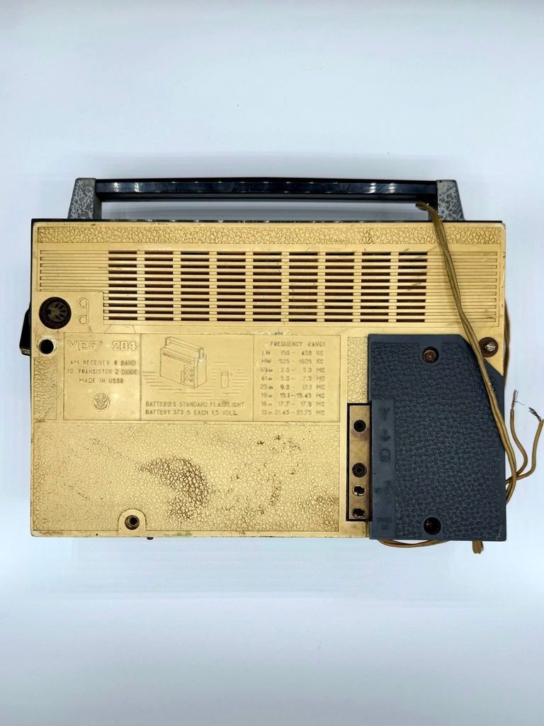 VEF 204 transistor radio, with affixed Sacred Heart of Jesus devotional image - Image 2