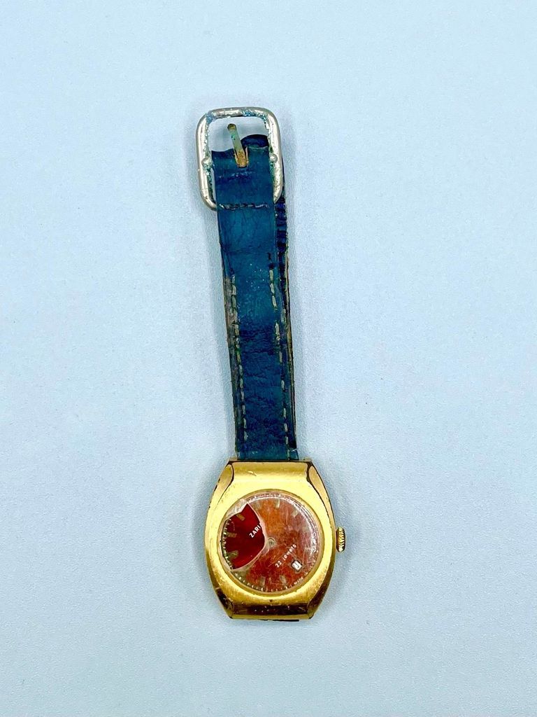 "Zaria" (Заря) wristwatch, gilt with date, 22 jewels, on black strap