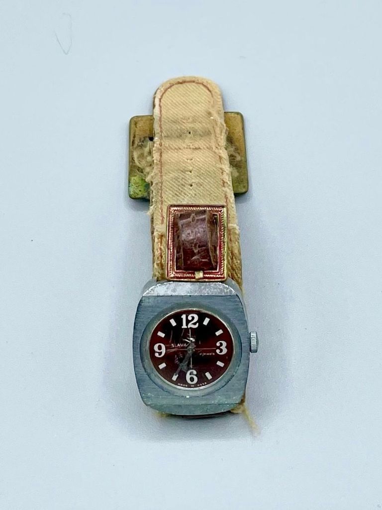 "Slava" wristwatch, red dial