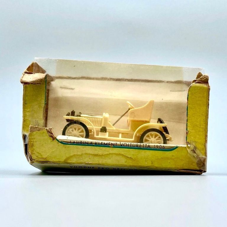 Plastic veteran-car model — "Laurin & Klement Voituretta 1906," IGRA "Old Timer"