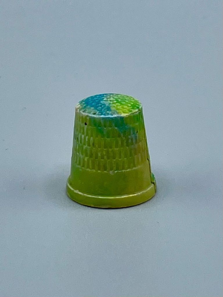 Sewing thimble, molded plastic - Image 3