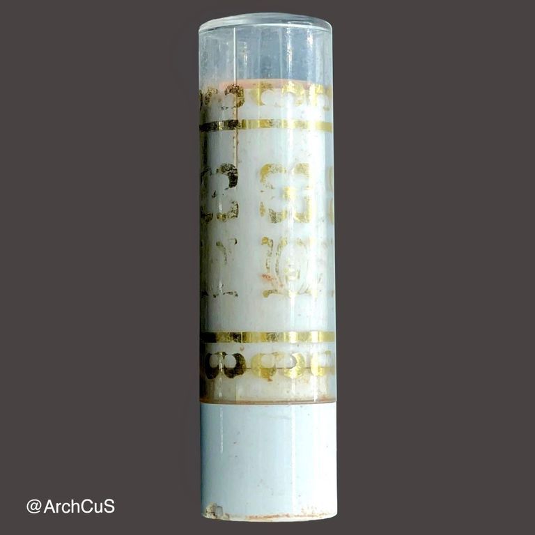 Empty "Fantasía" iridescent lipstick (Creyón labial iridiscente Fantasía) container