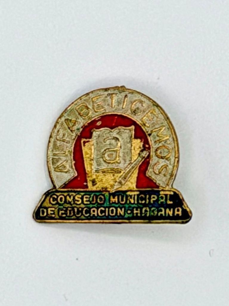 Cuban literacy-campaign enamel pin — "Alfabeticemos," Consejo Municipal de Educación, Habana