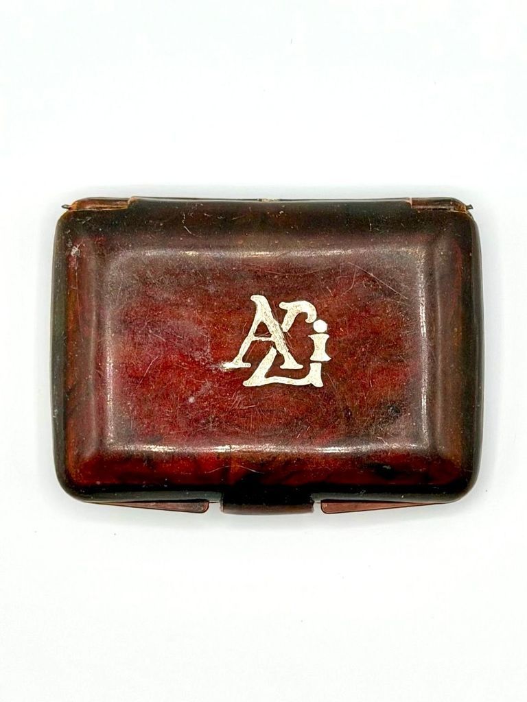 “Ali” powder compact