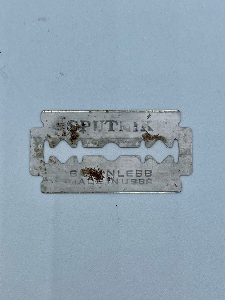 "Sputnik" double-edge safety razor blade with paper wrapper - Image 2